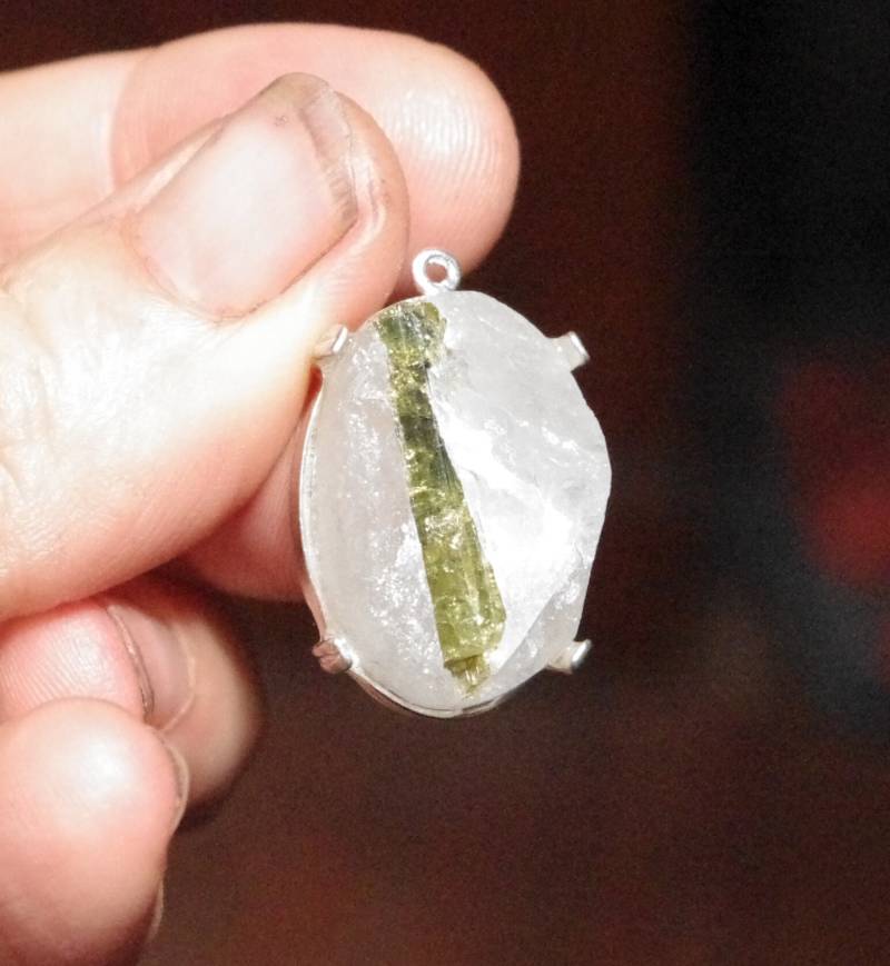 Natürlicher Grüner Turmalin Kristall in Original Quarz Sterling Silber Fassung von SilknSparkles