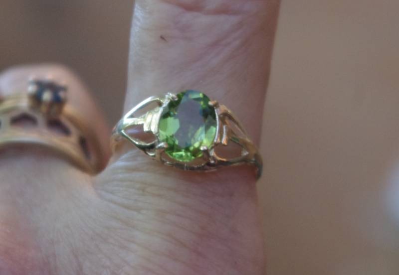 Natürlicher Lebhafter Grüner Peridot in Massivem 10Kt Goldring von SilknSparkles