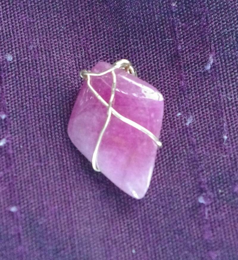 Natürlicher Pink-Roter Rubin in 14Kt Gold Fill Wire Wrap von SilknSparkles