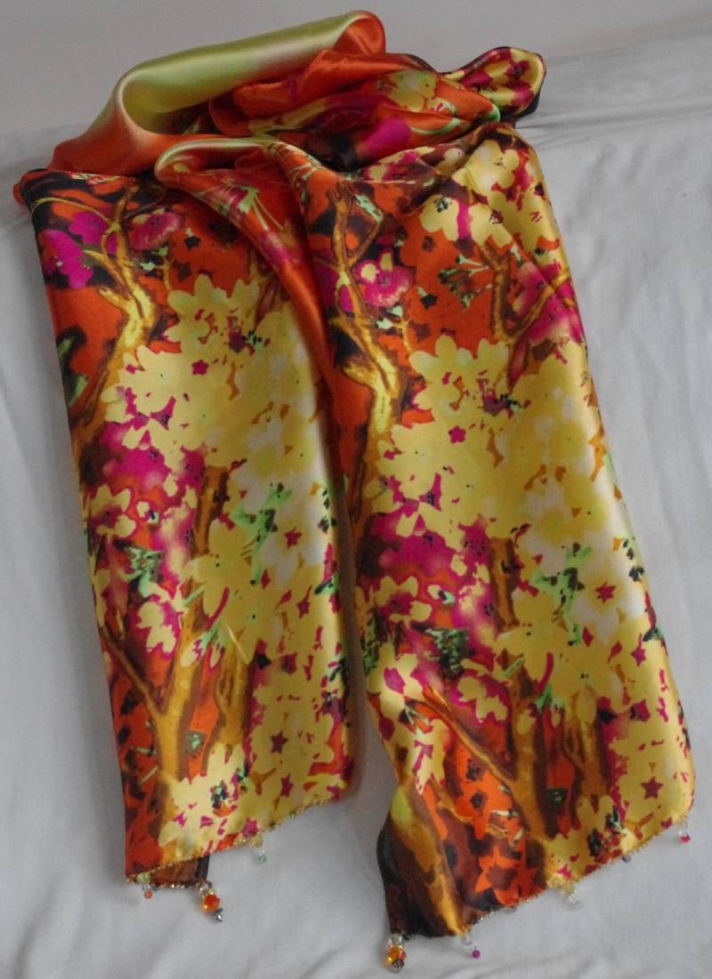 Orangefarbener Untergrund Mit Gelber Pflaumenblüte Hand-Perlenschal Aus Seidensatin von SilknSparkles
