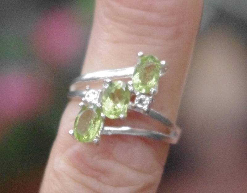 Peridot Sterling Silber Ring - Drei-Steine-Design, Größe 56 von SilknSparkles