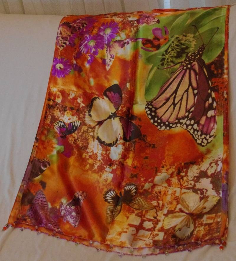 Schmetterling Seidensatin Schal Hand-Perlen Swarovski Kristalle von SilknSparkles