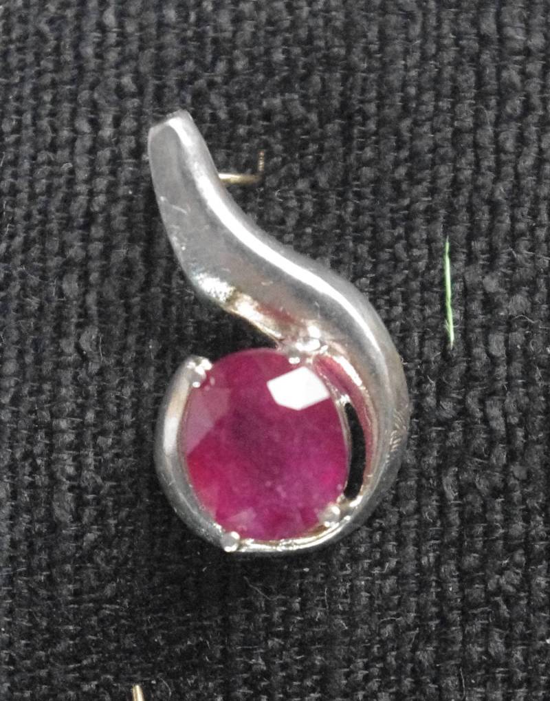 Schöne Natürliche Rubin in Sterling Silberanhänger von SilknSparkles