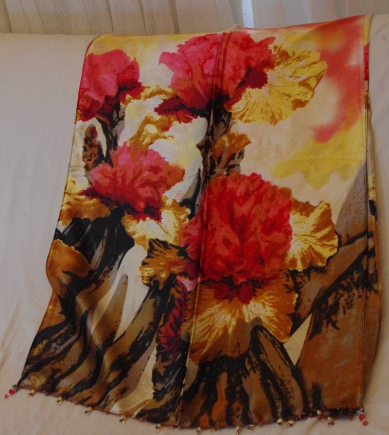 Seidensatin Schal Aus Roter Und Gelber Bartiris Mit Goldenen Braunen Blättern Bestickt von SilknSparkles