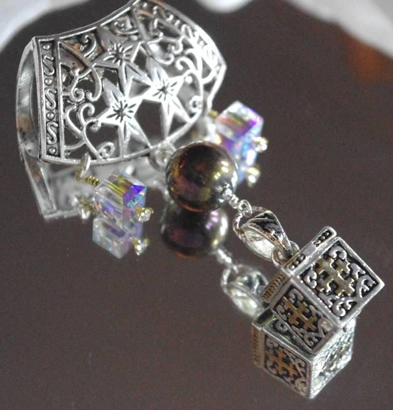 Silber Halstuch Ring Prayer Box Medaillon & Swarovski Cubes von SilknSparkles