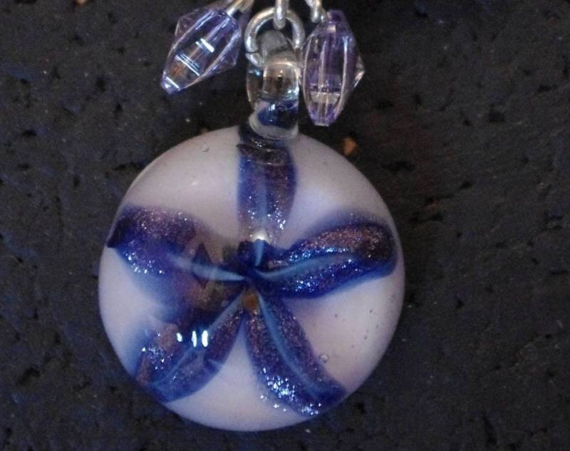 Silber Und Blau Blume Auf Schmetterling Ausschnitt Schalring von SilknSparkles