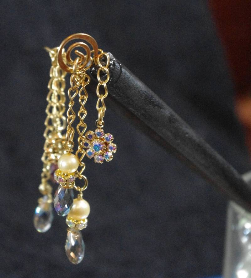 Swarovski Charms Mit Kristallen Und Perlen Auf Holzstäben von SilknSparkles