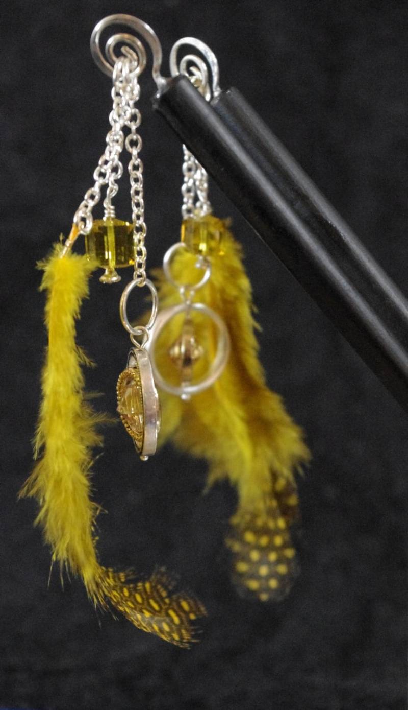 Swarovski Charms Und Gelbe Federn Haarstab von SilknSparkles