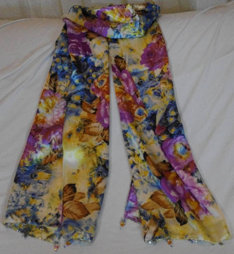 Ziemlich Blau, Mauve Und Gelb Floral Design Seide Satin Schal von SilknSparkles