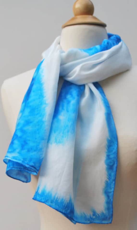 Blau-Weißer Handbemalter Seidenschal. Ooak von Silksforalltimes