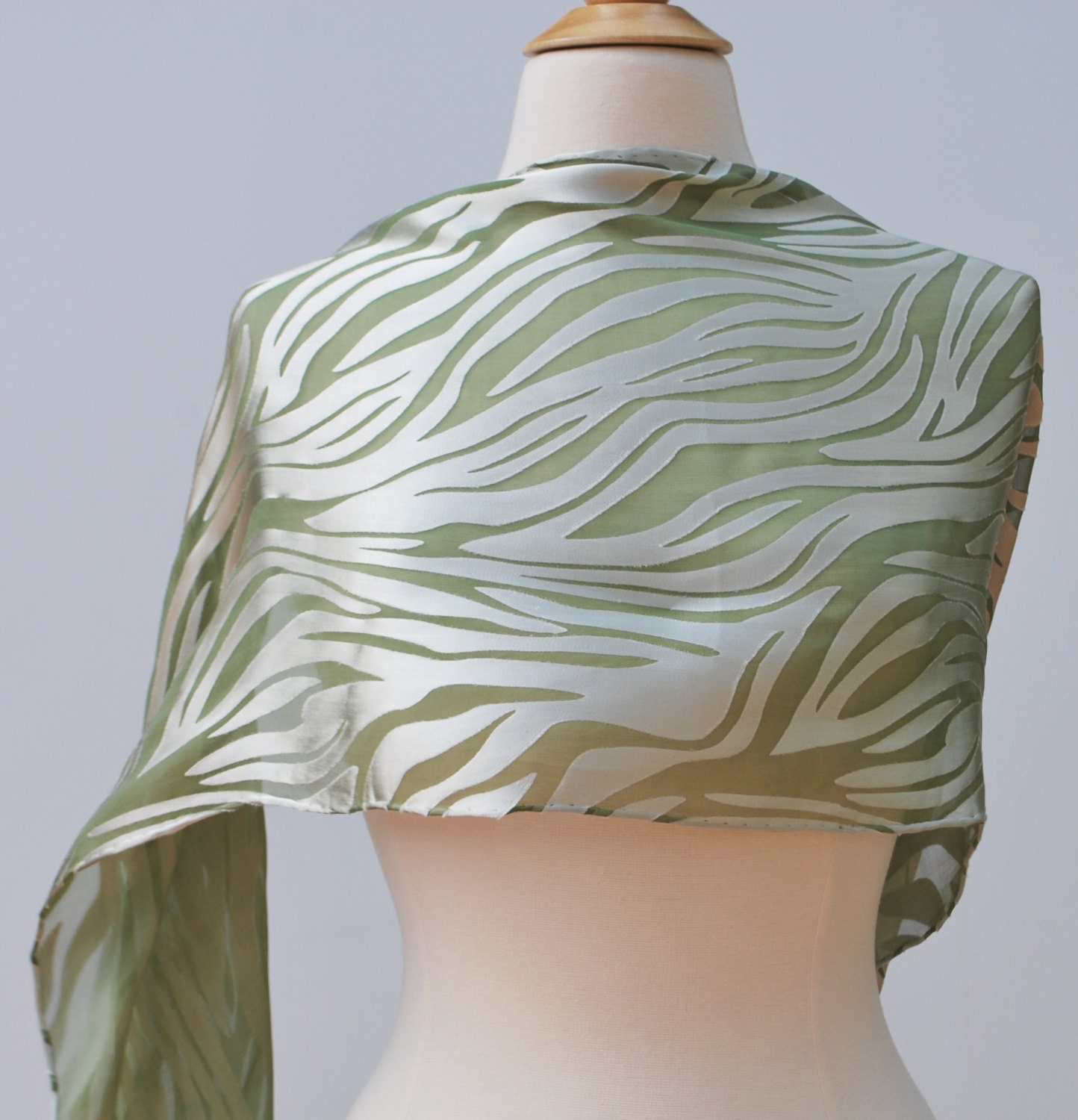 Handgefärbter Seiden - Und Rayonschal. Weicher Grüner Seidenhintergrund Mit Silbernen Designs Handgefärbter Seiden - Und Rayonschal. Weicher Grüner Seidenhintergrund Mit Silbernen Designs von Silksforalltimes