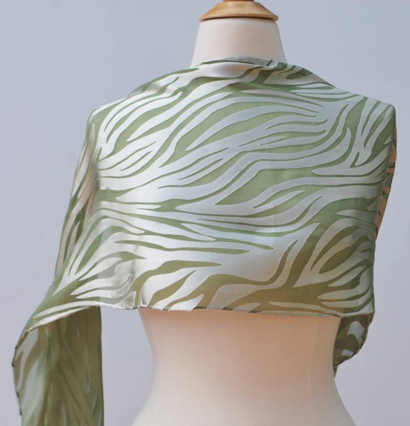Handgefärbter Seiden - Und Rayonschal. Weicher Grüner Seidenhintergrund Mit Silbernen Designs Handgefärbter Seiden - Und Rayonschal. Weicher Grüner Seidenhintergrund Mit Silbernen Designs von Silksforalltimes