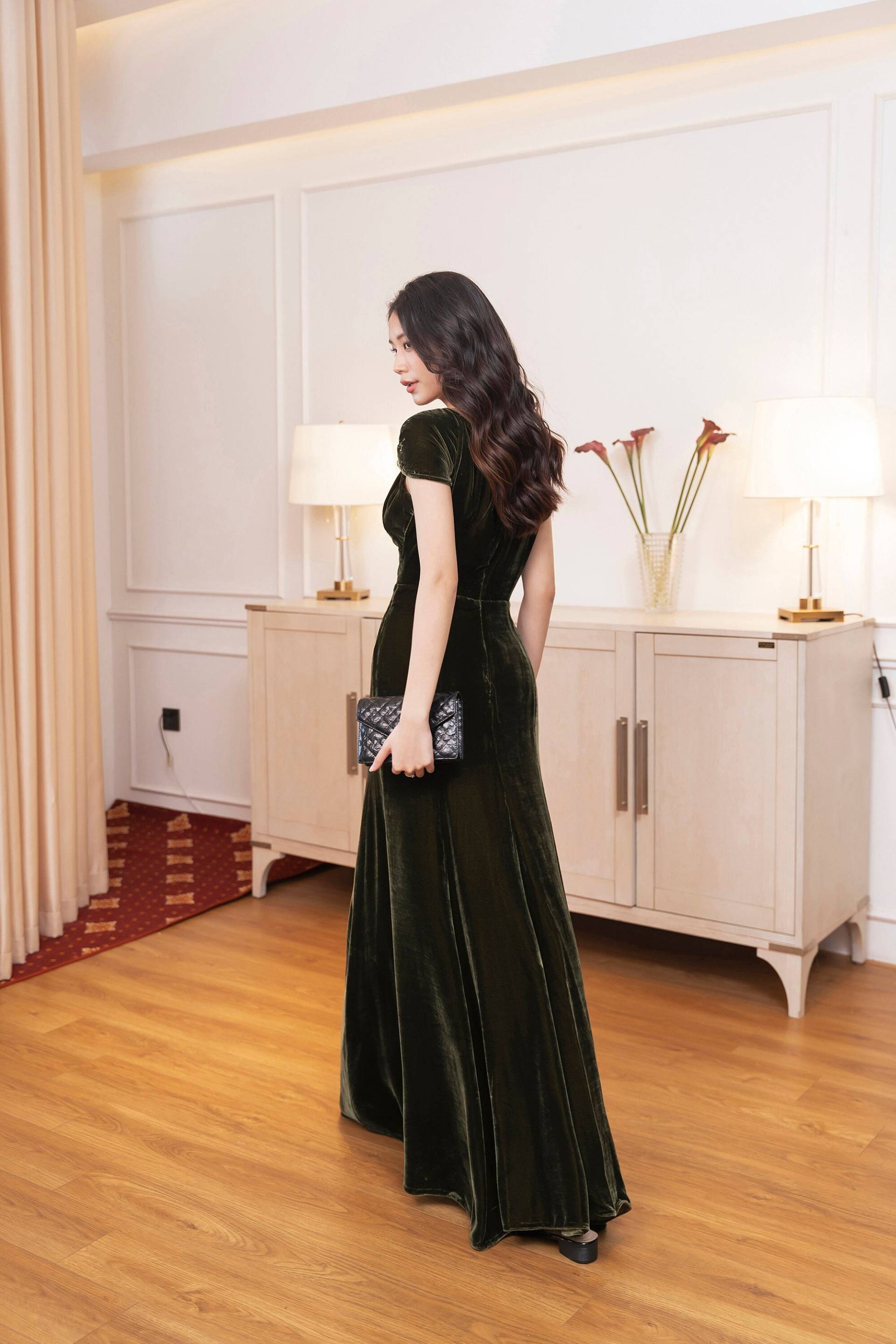 Versandfertig - Maulbeerseidensamtkleid, Luxuriöse Seidensamt-Twist-Schulter, Langes Kleid, Maxikleid Für Frauen von Silkvelvetshop