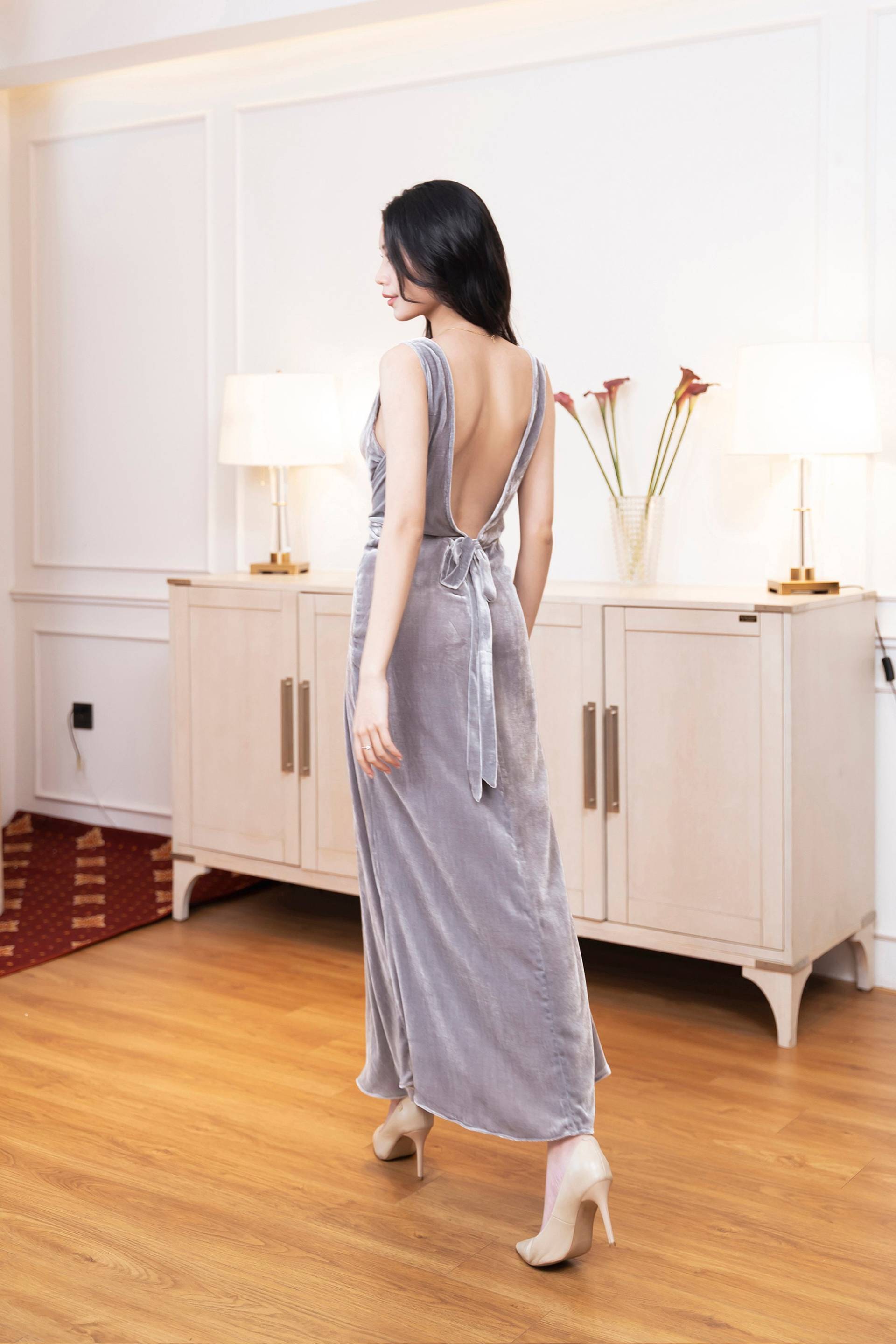 Versandfertig - Maulbeerseidensamtkleid, Rückenfreies Langes Kleid, Wasserfallkragenkleid Damen von Silkvelvetshop