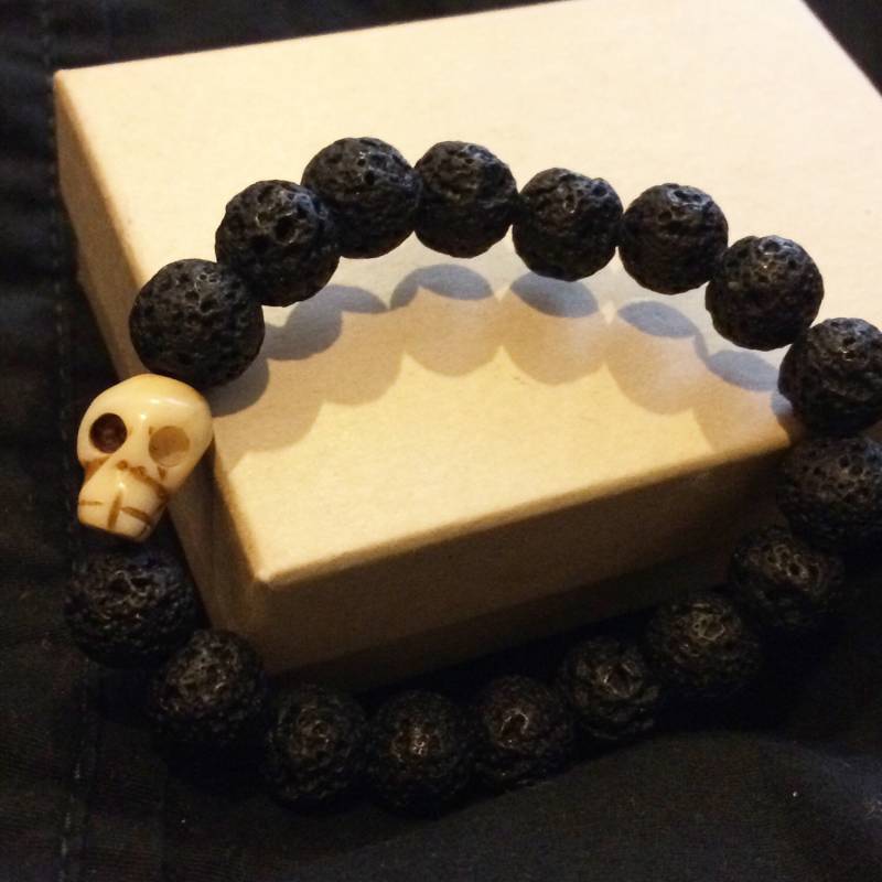 Schwarze Lava-Gestein Mit Knochen-Schädel-Armband Schwarze Lava-Gestein Mit Knochen-Schädel-Armband von SilkwormStudiosNYC