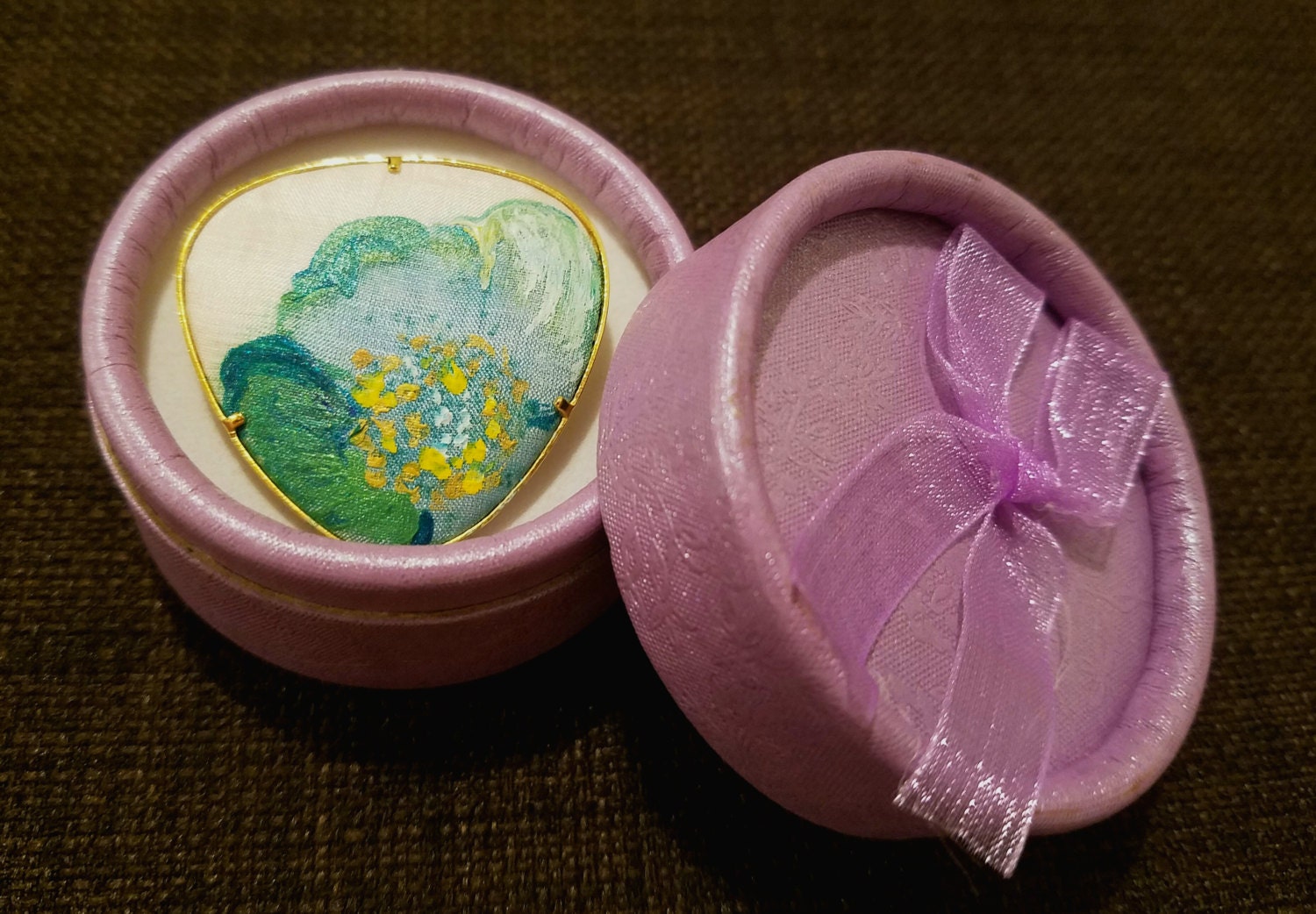 Einzigartiger Seidenschmuck. Designer Verzierte Handbemalte Seidenbrosche "Grüne Blume". Handgefertigtes Accessoire Einzigartiger Seidenschmuck. Designer Verzierte Handbemalte Seidenbrosche "Grüne Blume". Handgefertigtes Accessoire von SilkyARTDesign