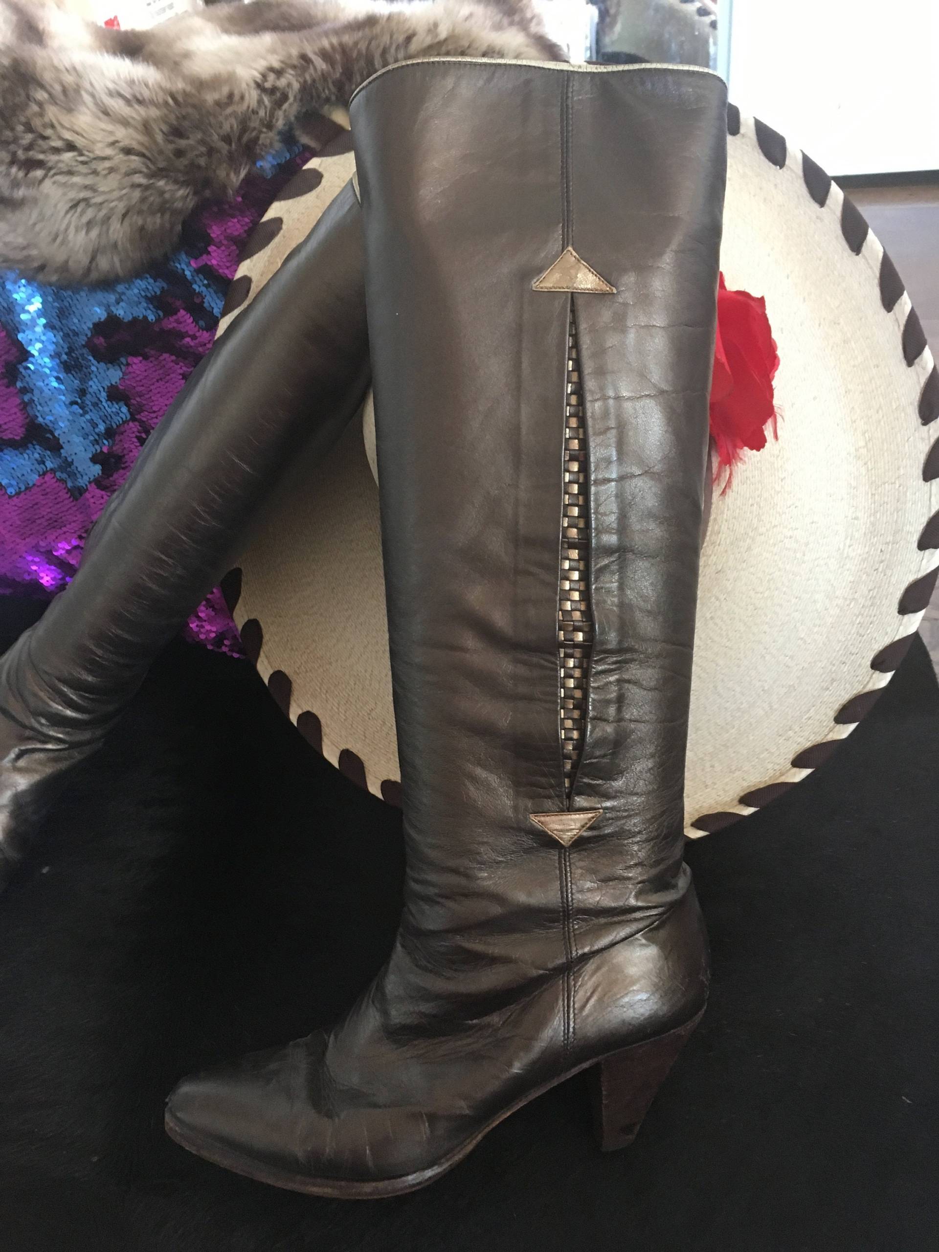 Vintage 80Er Jahre Warm Bronze/Gunmetal Knie Stiefel Mit Weave Detail Sz 37 Vintage 80Er Jahre Warm Bronze/Gunmetal Knie Stiefel Mit Weave Detail Sz 37 von SilkyChickenVintage