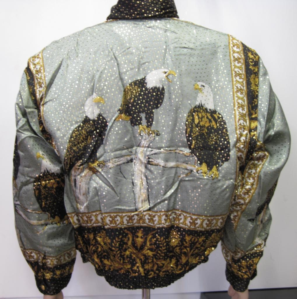 Vintage 90Er Jahre Barock Seide Bomberjacke Stil Adler Mehrfarbig Europäisch Inspiriert , Grau, Gold & Ochsenblut, Größe L von SilkyFashionShirts