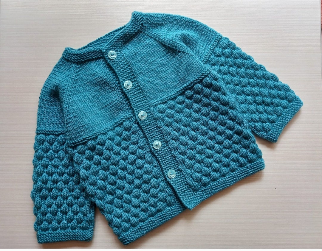 Handgestrickte Baby Jungen Strickjacke, Gestrickte Babykleidung, Pullover, Geschenk, Kinder Strickjacke von SilkyKnittingUK