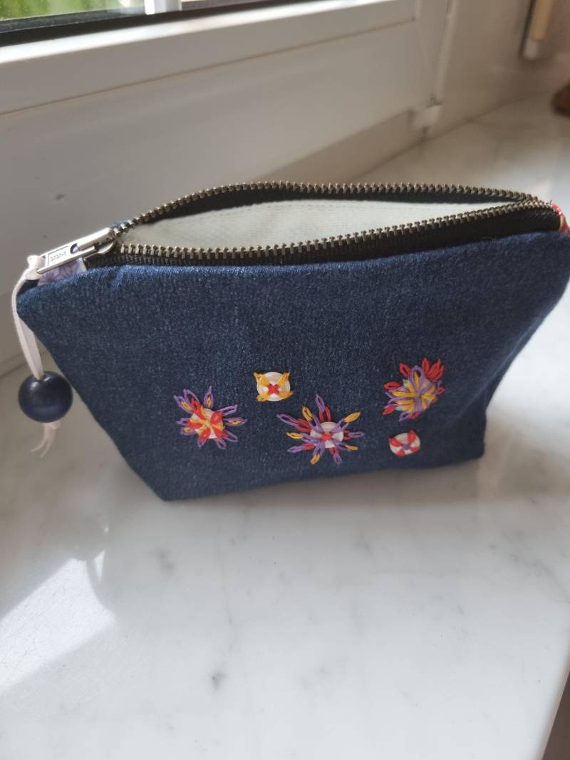 Besticktes Denim-Etui Mit Knopfapplikation, Cremefarbenem Futter Besticktes Denim-Etui Mit Knopfapplikation, Cremefarbenem Futter von SillaBee
