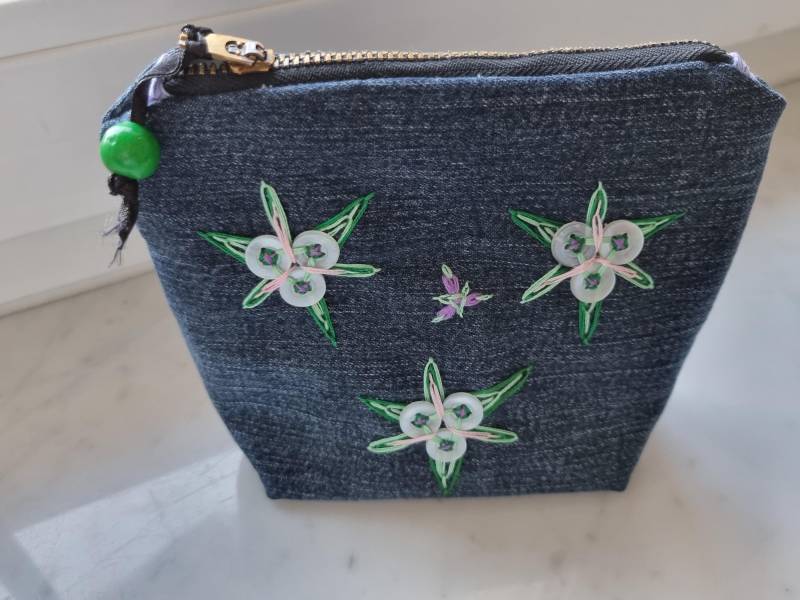 Denim-Zipper Beutel Gestickte Knopfapplikation, Grüne Perle Zip Tag Denim-Zipper Beutel Gestickte Knopfapplikation, Grüne Perle Zip Tag von SillaBee