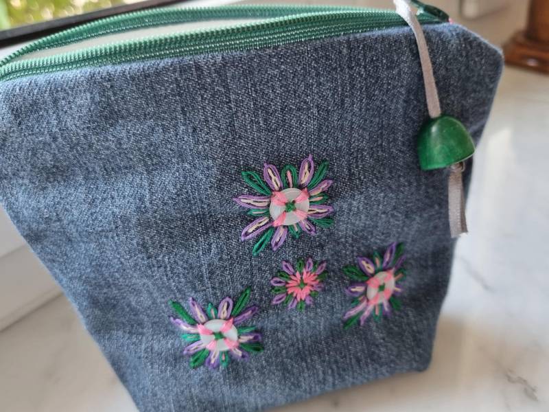 Besticktes Denim-Etui Florale Applikation, Grüne Perle Besticktes Denim-Etui Florale Applikation, Grüne Perle von SillaBee