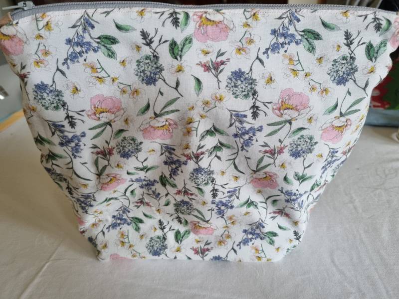 Baumwollbeutel Mit Blumenmuster Seidenweiche Kosmetiktasche Reißverschluss Baumwollbeutel Mit Blumenmuster Seidenweiche Kosmetiktasche Reißverschluss von SillaBee