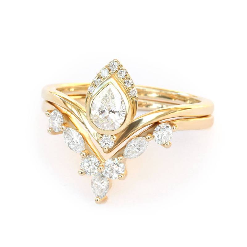 Birne Diamant Ehering Set, Einzigartige Verlobungsring & Passende Chevron V Marquise Diamanten Nesting Passender Ring Atyasha von SillyShinyDiamonds