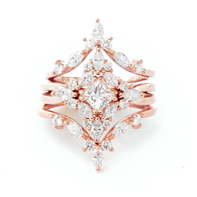 Diamant Im Princess Cut - Trauung Drei Ringe Set, Einzigartige Verlobungsringe, Quadratschliff Und Zwei Passende Diamantennestbänder Altaire von SillyShinyDiamonds