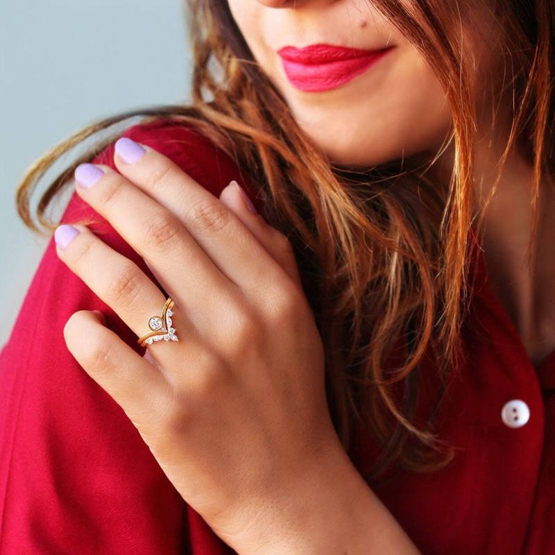 Einzigartiges Naturdiamant-Brautset, Verlobungsring Und Passendes V-Ring-Seitenband, Runder Bindi-Diamantring Marquise-Diamant-Chevrone-Ring von SillyShinyDiamonds