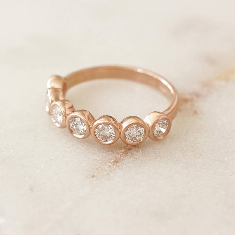 Moissanit Diamant Lünette Ehering 14K Gold Halb Eternity Bubble Band von SillyShinyDiamonds