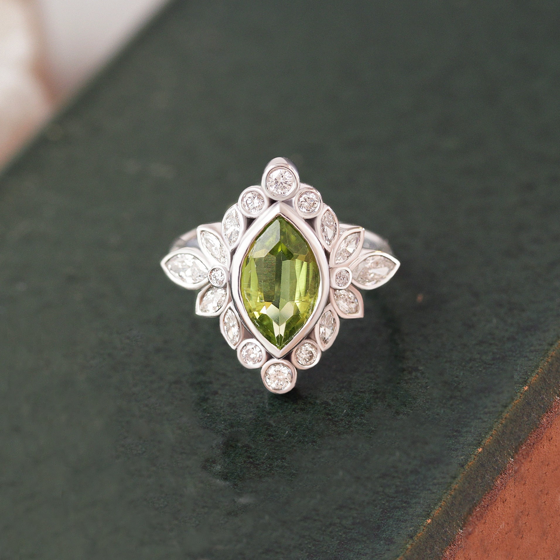 1.50 Karat Marquise Peridot Und Einzigartige Diamanten Lünette, Cocktail, Moderne Edelstein-Verlobungsring August Geburtsstein, Alicent von SillyShinyGemstones