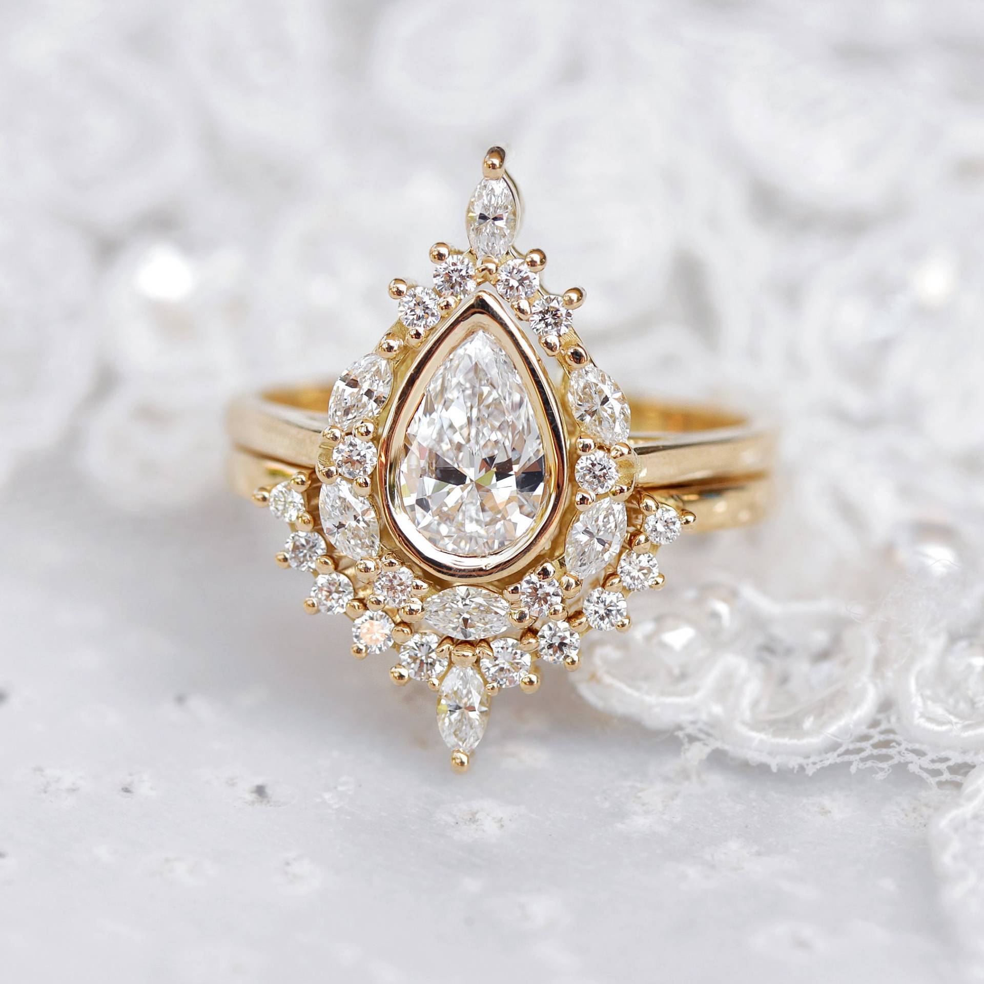 Birne Moissanite Und Einzigartiger Diamant Halo Verlobungsring Zwei Ring Set, Vintage Eheringe, Art Deco Ring, Viktorianisch Inspiriert Eva von SillyShinyGemstones