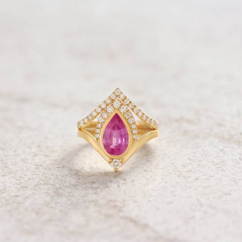 Birne Rosa Saphir Diamanten Moderne Edelstein Verlobungsring Set, Stapel Passender Nesting Ring, V Ring 14K Solid Gold, Atyasha von SillyShinyGemstones