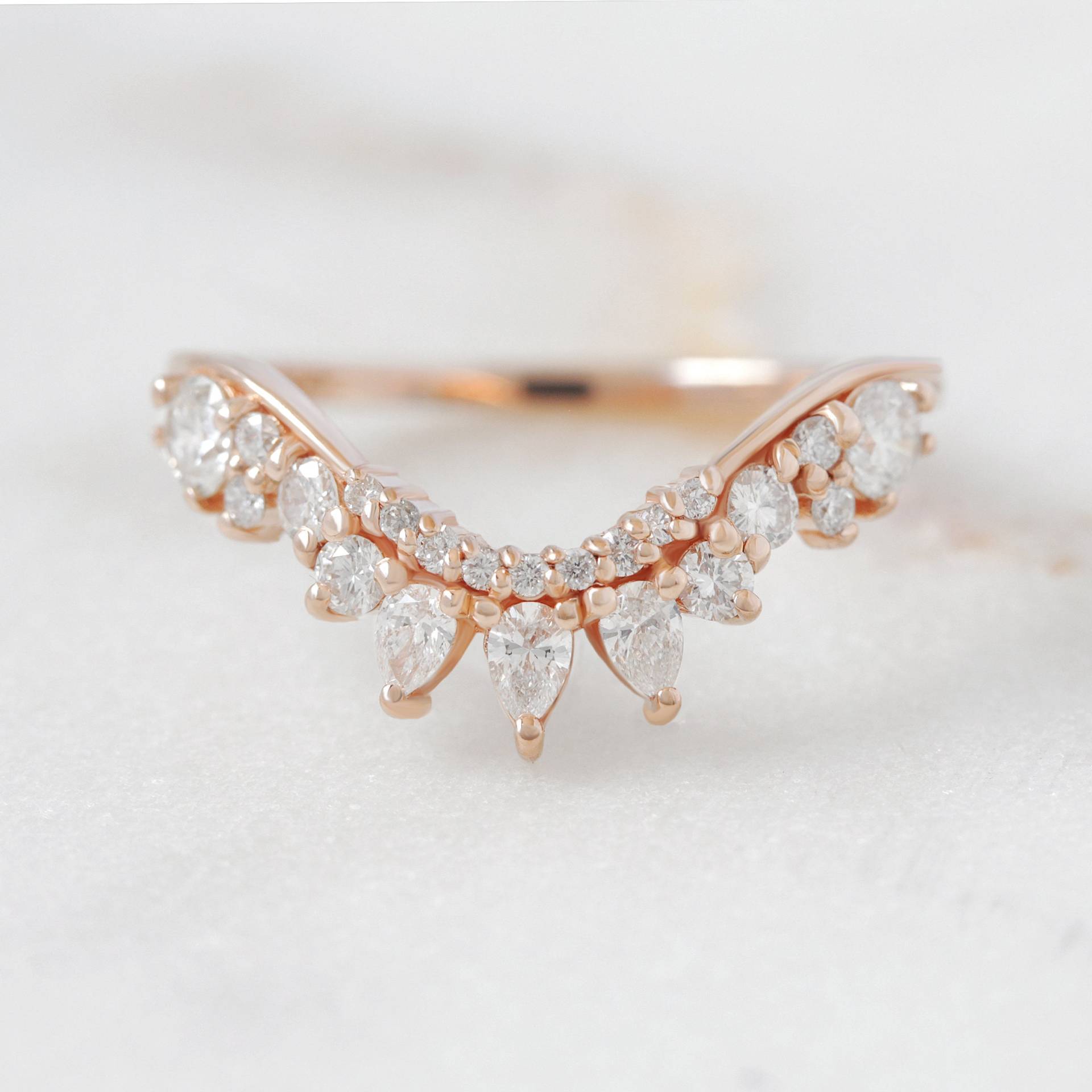 Krone Kurve Diamant Ring, Unikat Ehering, Seite Nesting Band, Chevron 14K/18K Gold Band Valeria von SillyShinyGemstones