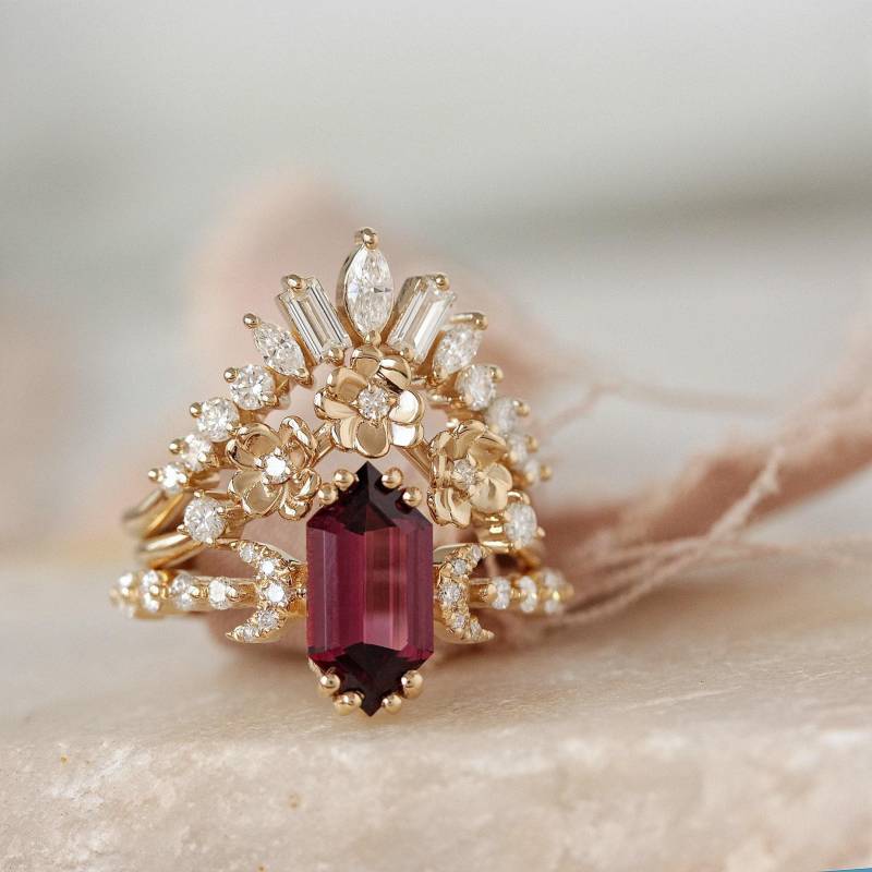 Lange Sechseck Rhodolith Und Diamant Halo Edelstein Fantasy Verlobungsring, Natur Inspiriert, Blumen Zweig Ehering, Drei Ringe Braut Set von SillyShinyGemstones
