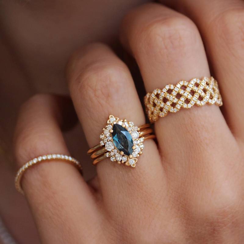 London Blautopas Marquise Schnitt Und Diamanten Moderne Verlobungsring Isabella, Mit Passender Diamant Ring Schutz Orchidee, 14K Massivgold von SillyShinyGemstones