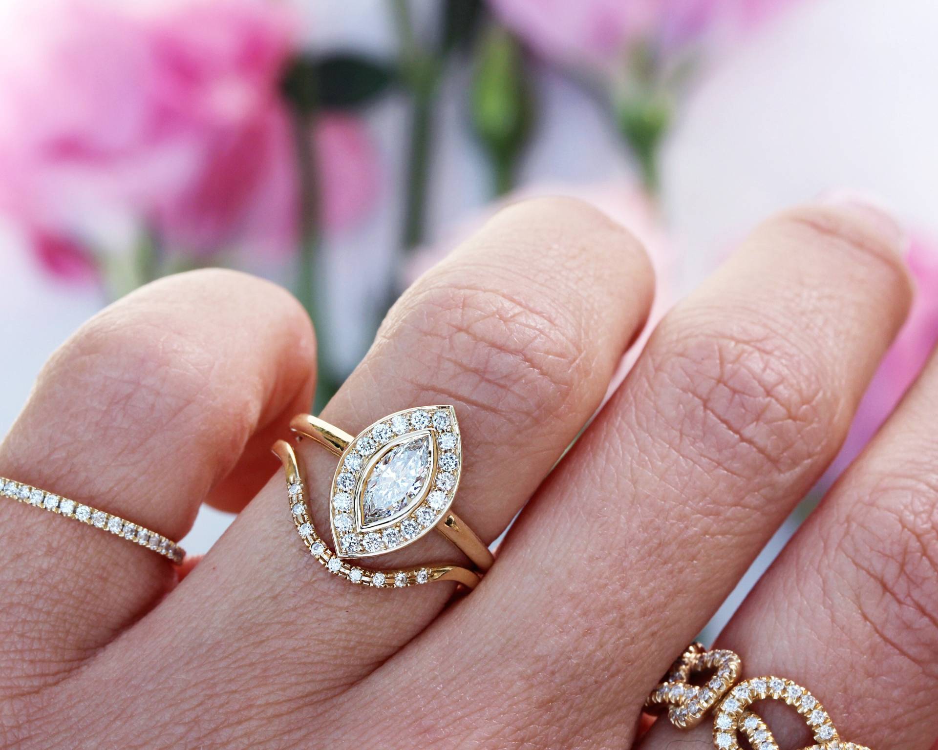 Marquise Moissanite Lünette Und Natürlicher Diamant Halo Goldrahmen, Moderner Verlobungsring, 14K Gelbgold, Vintage Inspiriert, Ola von SillyShinyGemstones