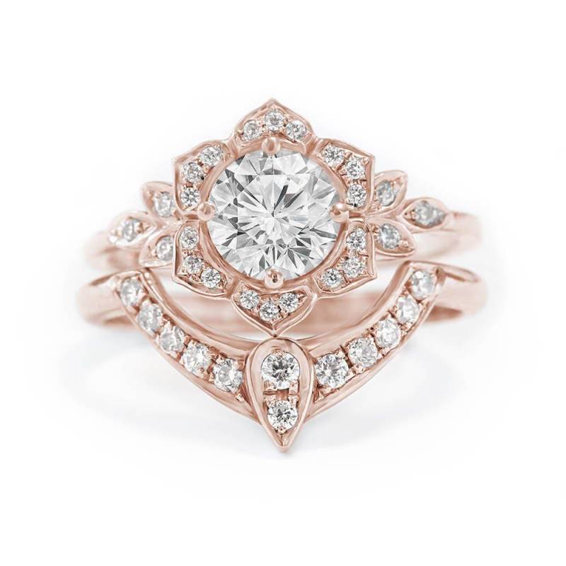 Moissanite & Diamanten Einzigartige Verlobungsringe Set, 18K Rose Gold Größe 6.25 Lily Blume Verlobungsring, Forever One Rings Set von SillyShinyGemstones