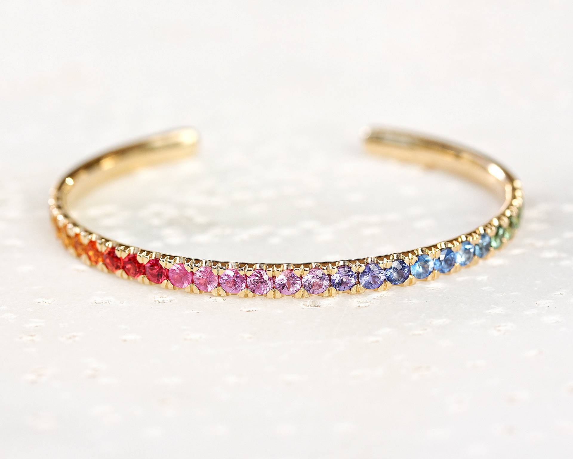 Natürliche Saphire Regenbogen-Armreif, 14K Gold, Regenbogen-Baby-Geschenk, Push-Geschenk, Fröhlich, Stilvoll, Bunter Edelstein, , Lgbtq, Einzigartig von SillyShinyGemstones