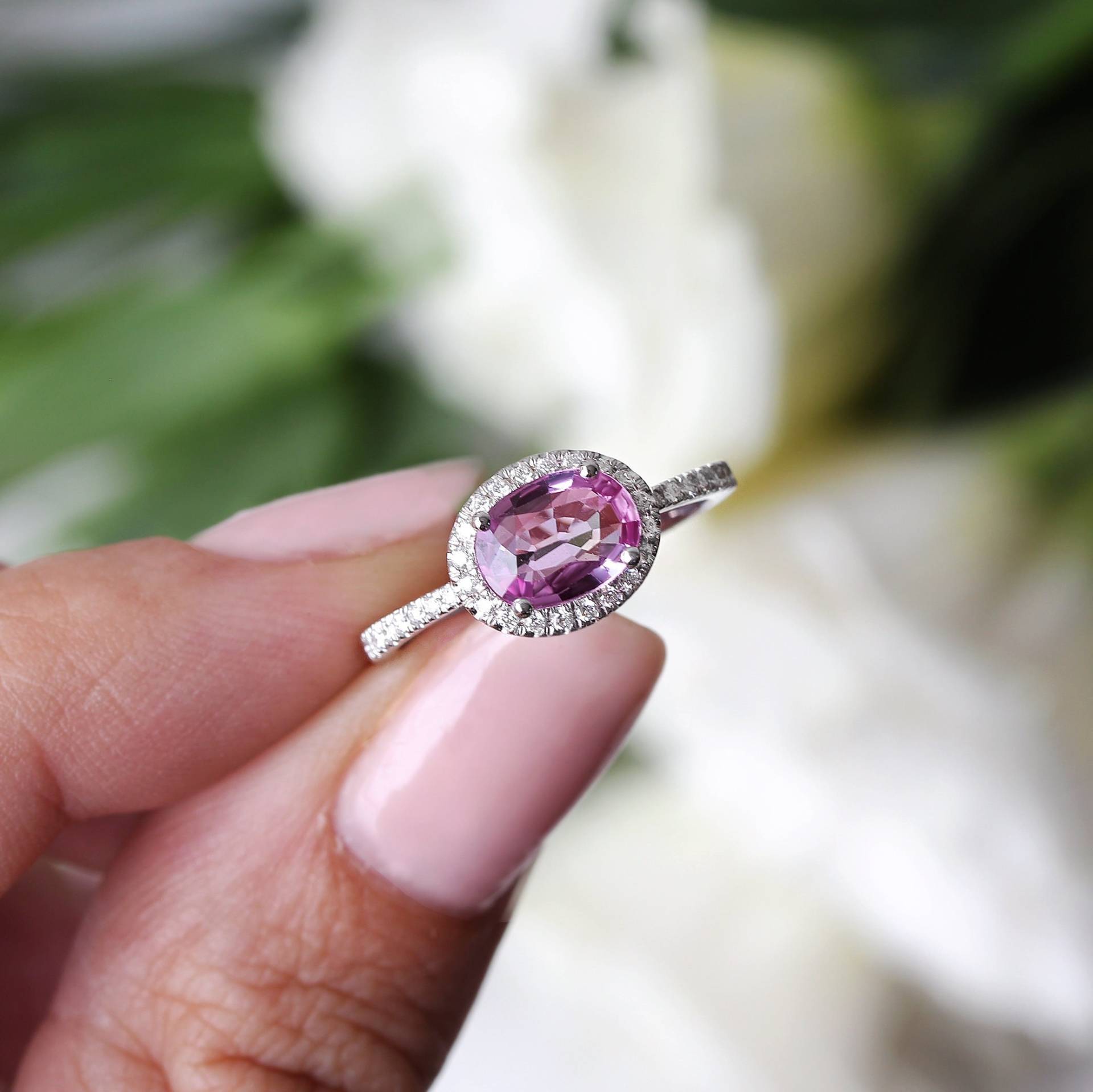 Oval Pink Sapphire & Diamonds Einzigartiger Verlobungsring, 14K Weißgold, Größe 6.5, Cocktailring, September Geburtsstein von SillyShinyGemstones