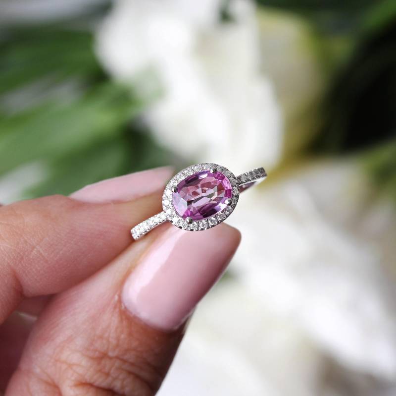 Oval Pink Sapphire & Diamanten Einzigartiger Verlobungsring, 14K Weißgold, Größe 6, 5, Cocktailring, September Geburtsstein von SillyShinyGemstones
