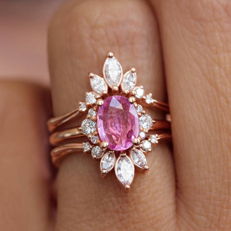 Oval Natürliche Rosa Saphir Edelstein Und Diamanten Verlobung Brautring Set, Mit Passenden Ring Schutz Verstärker, Isabella + Danielle von SillyShinyGemstones