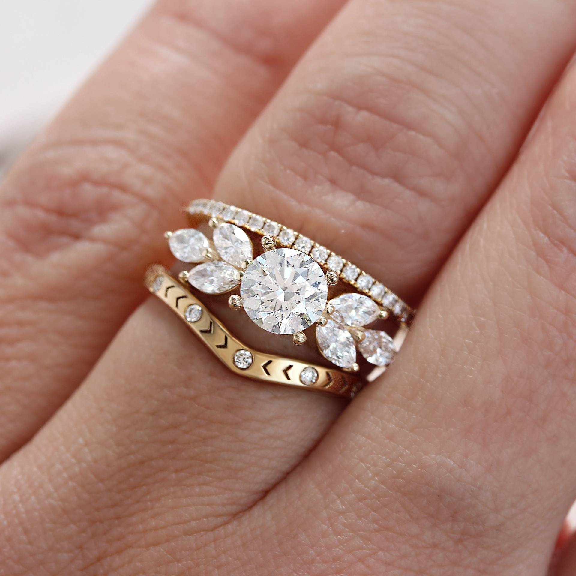 Runder Moissanite Und Marquise Diamanten Moderner Minimaler Verlobungsring, 14K Gold, Feminin, Zarter Solitär Einfacher Ehering, Penelope von SillyShinyGemstones