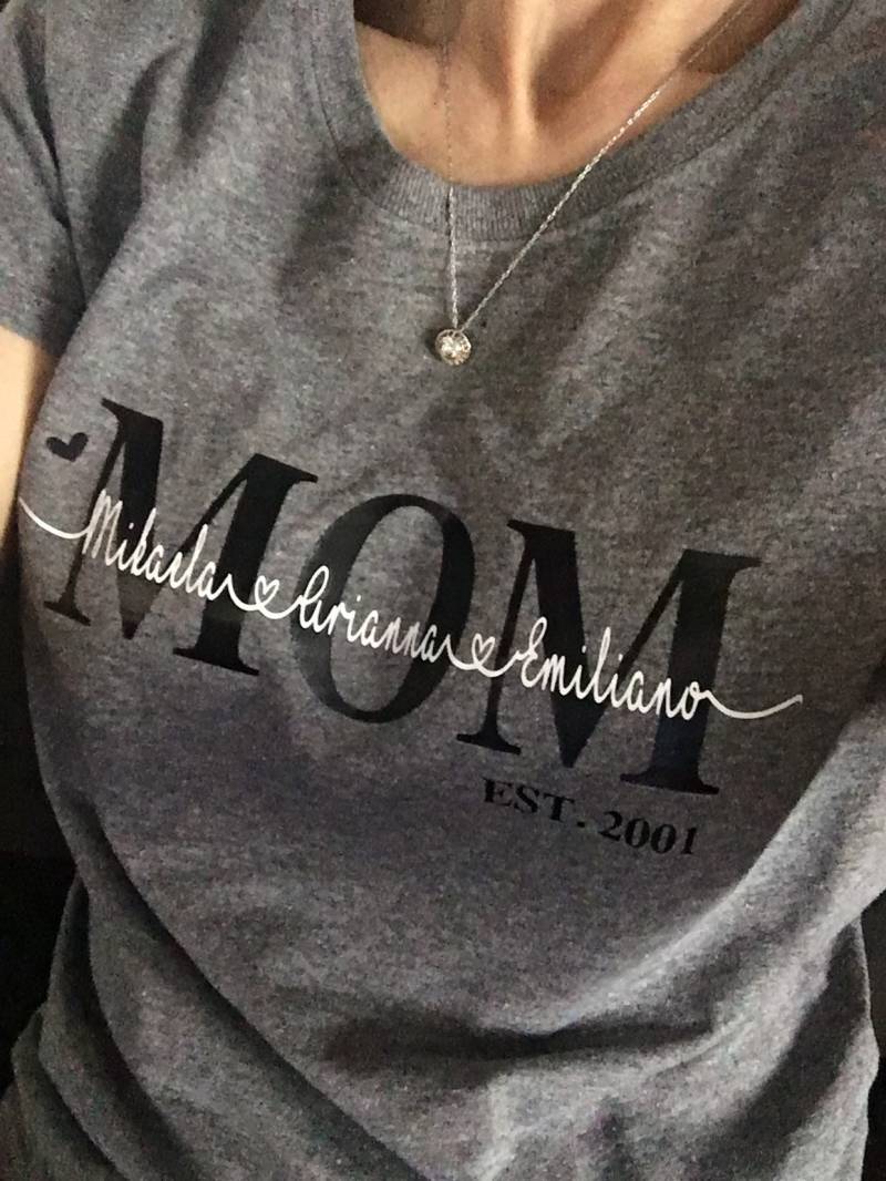 Benutzerdefiniertes Muttershirt Mit Kindernamen, Personalisiertes Mutter-T-Shirt, Valentinstag Geschenk Für Mutter, Neue Mutter Shirt von SilmpleDesigns