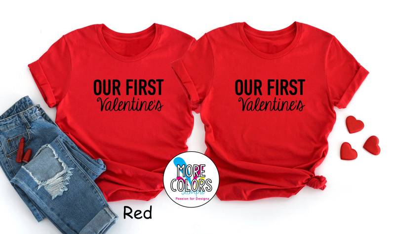 Paare Erste Valentines Passende Paar V-Tag Shirts - 1. Valentinstag Herr & Frau Freund Und Freundin von SilmpleDesigns