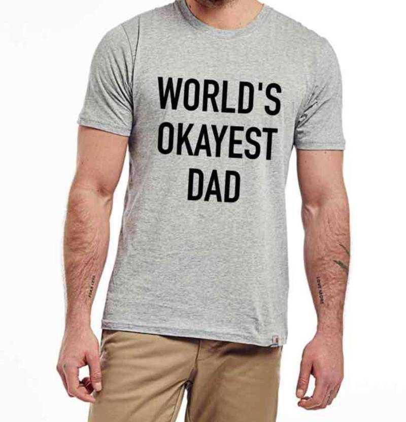 Papa T-Shirt, World Es Okayest Dad Vater Opa Tshirt, Grafik T-Shirt Für Ihn, Ehemann Hubby Shirt von SilmpleDesigns