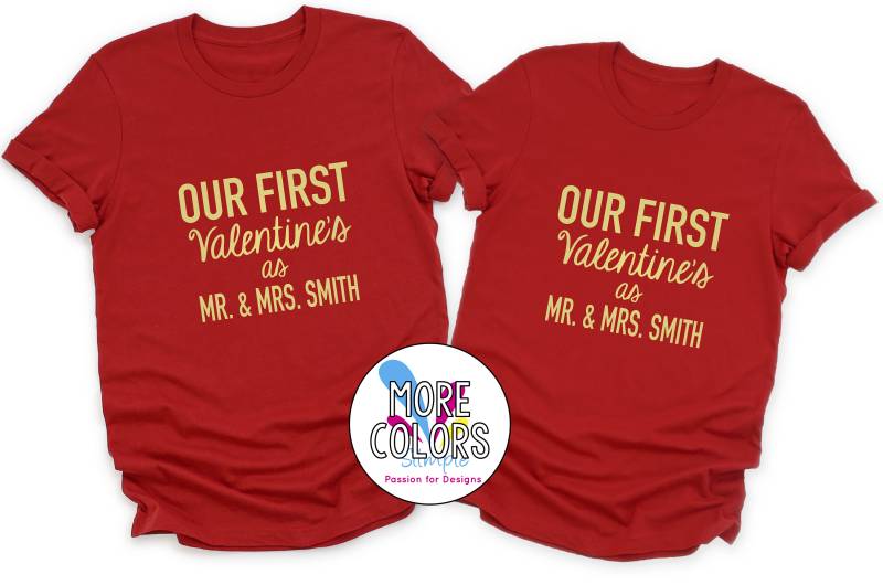 Personalisierte Valentinstag T-Shirt, Unsere Ersten V-Tag Als Herr & Frau, Verheiratete Paar Passende Shirts Geschenk, Liebe Tshirt von SilmpleDesigns