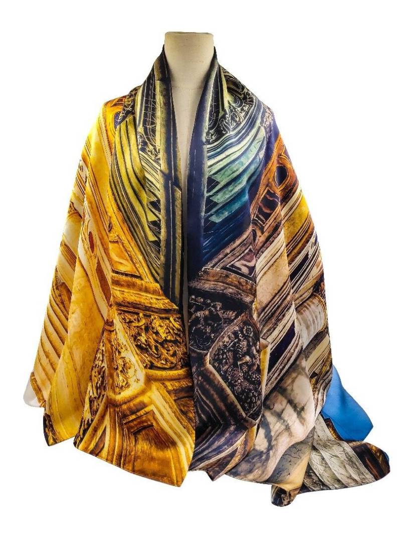Entwerfer Satin Seide Schal. 100 % Echte Reine Hand Gerollte Maulbeerseide "Orte Der Anbetung Iii" Entwerfer Satin Seide Schal. 100 % Echte Reine Hand Gerollte Maulbeerseide "Orte Der Anbetung Iii" von SilqueShop