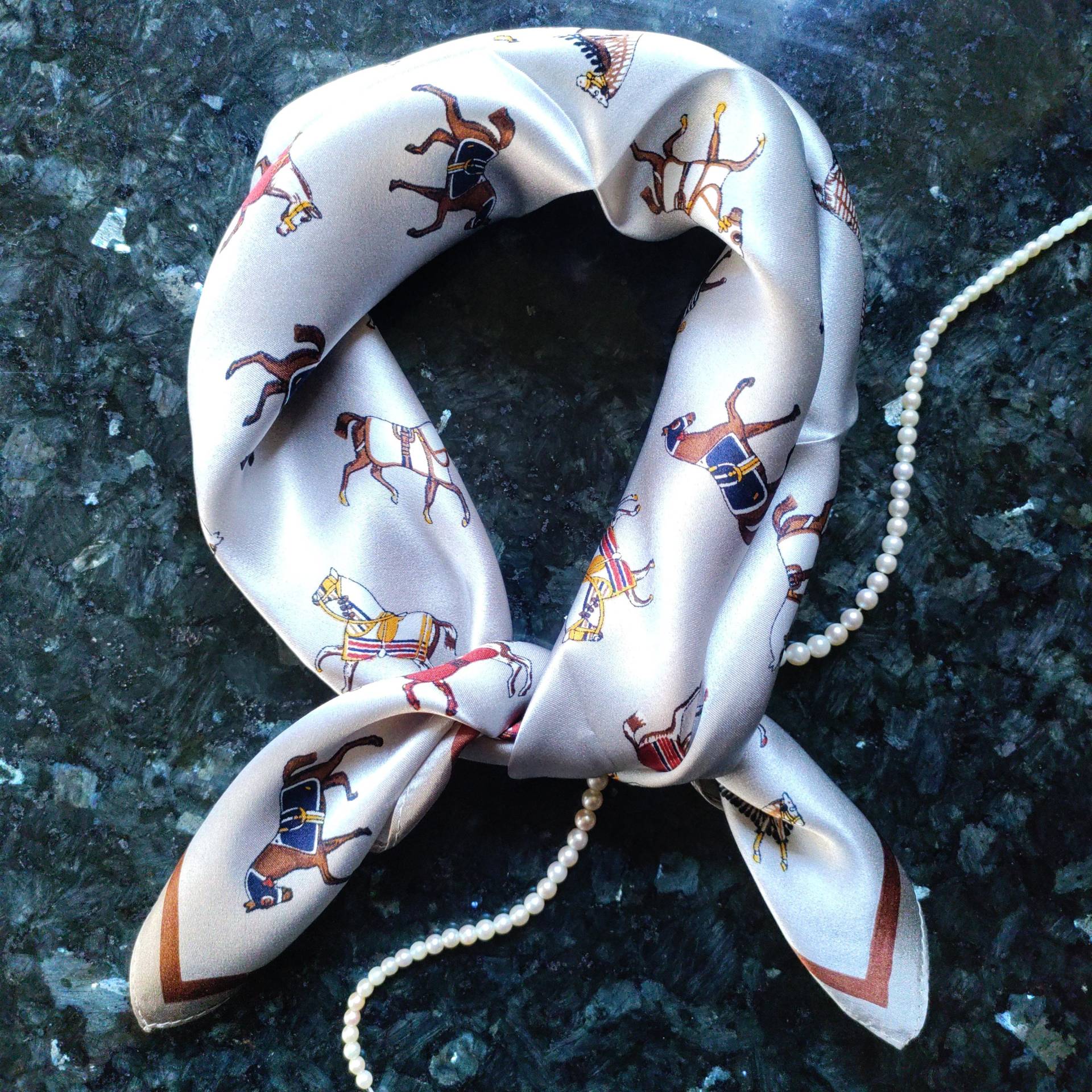 Seidentuch Aus Echter Maulbeerseide Eleganter Hochwertiger Seidenschal Luxus Mode Pferde Accessoire Old Money Weihnachten Reiter Halstuch von Silquora